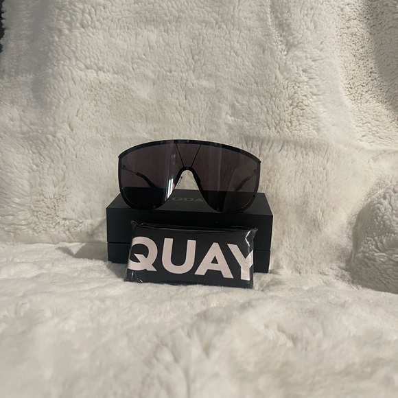 Quay Australia Black Sunglasses on set - Picture 4 of 7